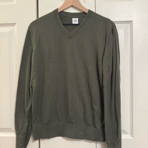 GAP Men's V-Neck Sweater in Olive